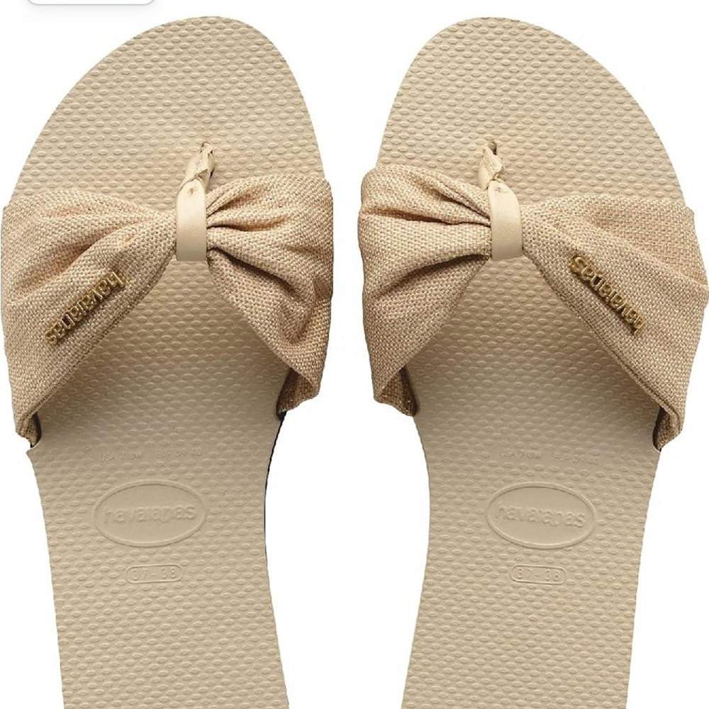 Haviana’s beige sandals